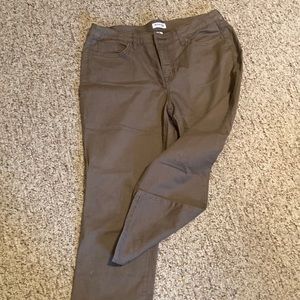 Woman’s capris never worn